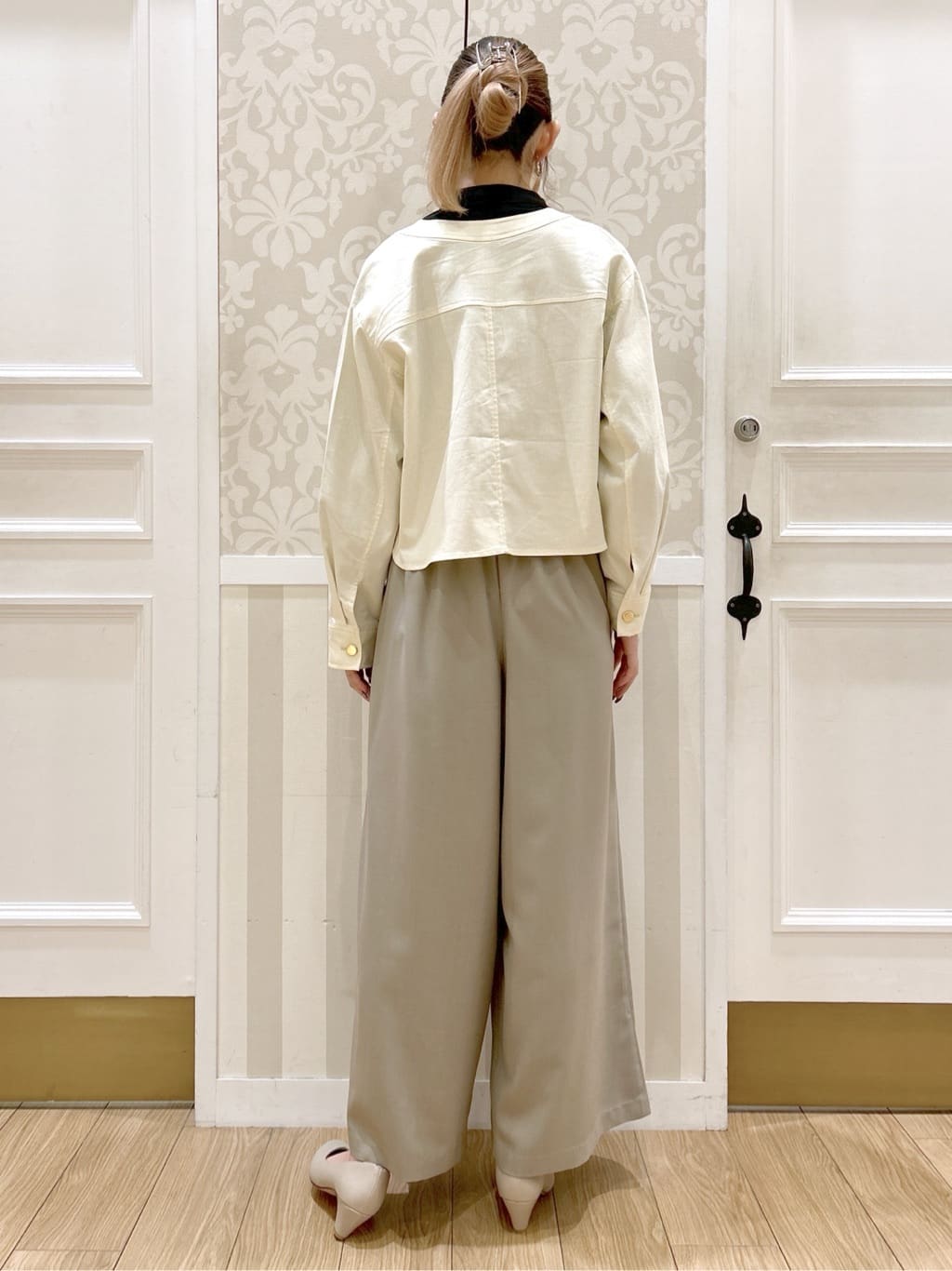 望 愛さんの「grove｜【ふわっと心地よい足入れ】やわここち(R)Vカットパンプス」を使ったコーディネート