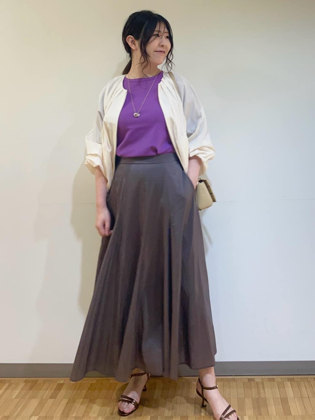 フナキさんの「UNTITLED｜◆【春の軽羽織り】ボリューム袖 ノーカラーブルゾン」を使ったコーディネート