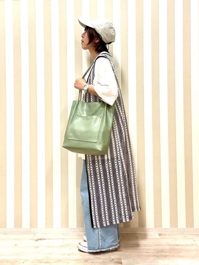 pieceさんの「SHOO･LA･RUE｜◆オイルレザー風つまみハンドルトート」を使ったコーディネート
