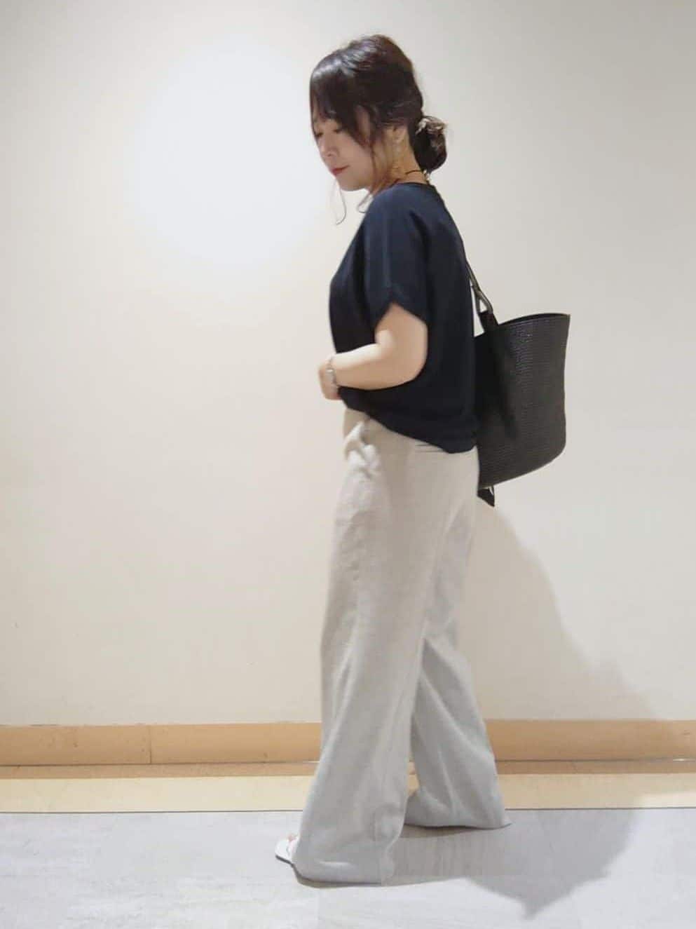 TOMOMIさんの「INDIVI｜【90cm四方】ボタニカル柄大判スカーフ」を使ったコーディネート