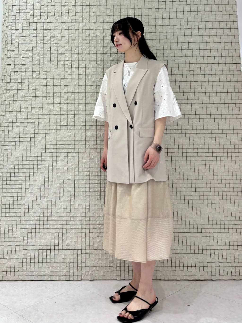 ibukiさんの「INDIVI｜◆【洗える】フラワーカット刺繍フレアスリーブブラウス」を使ったコーディネート