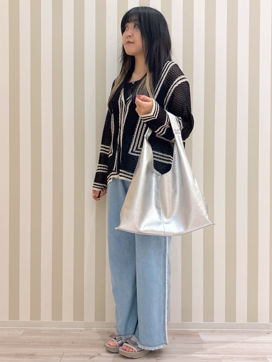 まろんさんの「SHOO･LA･RUE｜◆レースのような編み柄が上品 Vネックカーディガン」を使ったコーディネート