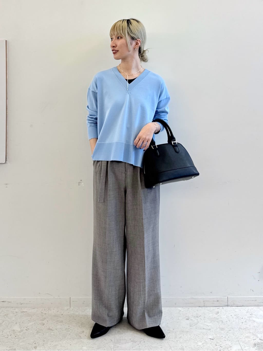 omaさんの「THE SHOP TK｜◆【毛玉になりにくい】さらっとキレイVネックニット/洗濯機OK」を使ったコーディネート