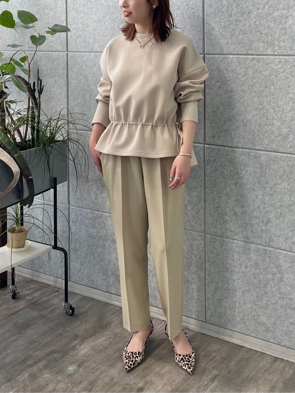ねねさんの「INDIVI｜【接触冷感／セットアップ対応】イージーテーパードパンツ【通勤・セレモニー】」を使ったコーディネート