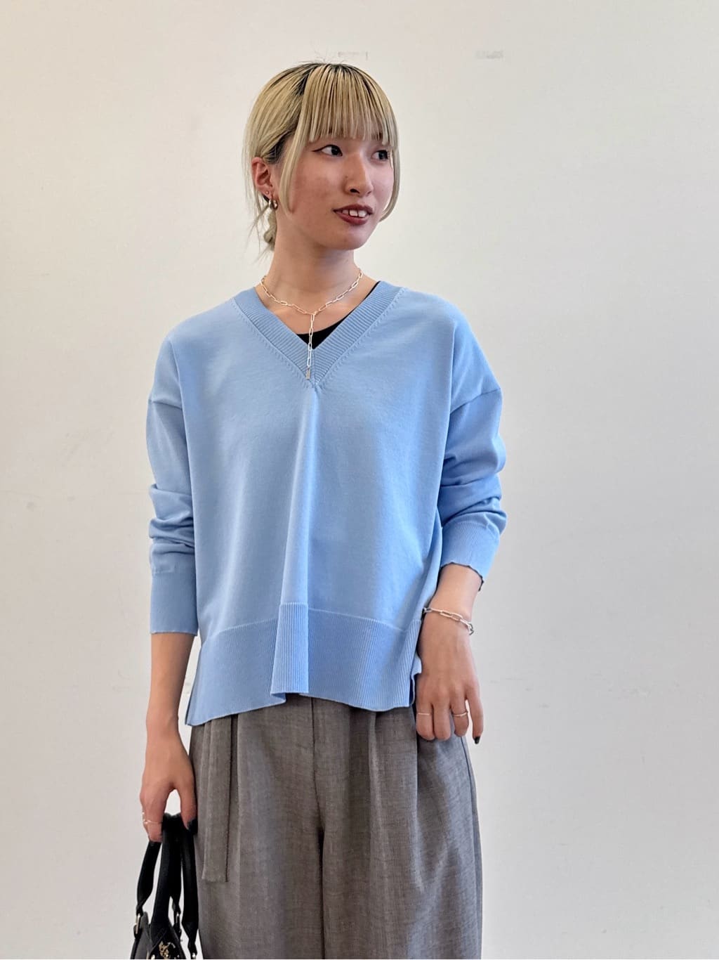 omaさんの「THE SHOP TK｜◆【毛玉になりにくい】さらっとキレイVネックニット/洗濯機OK」を使ったコーディネート
