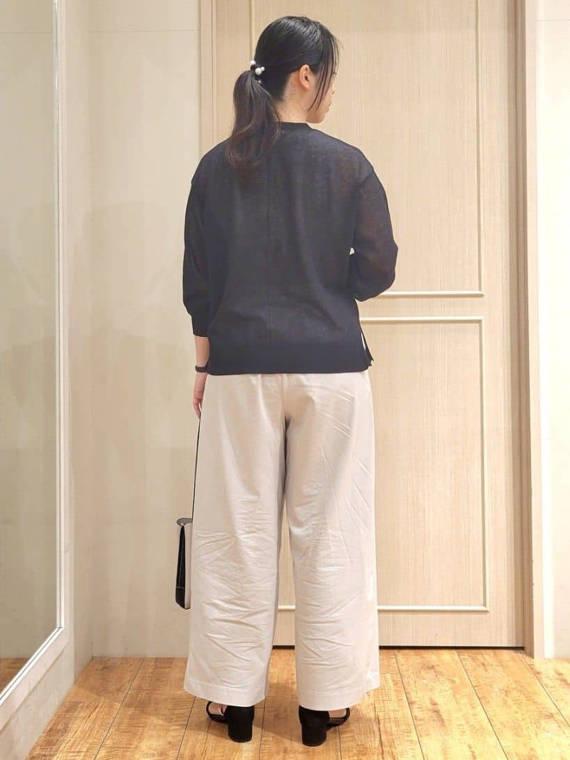 ななこさんの「SHOO･LA･RUE｜◆【洗える】ナチュラルなシアー感が魅力 Vネックカーディガン」を使ったコーディネート
