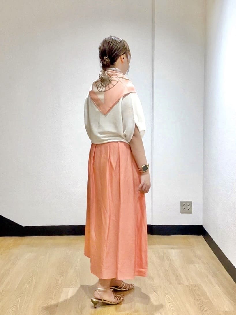 ʏᴜᴋɪᴋᴏさんの「UNTITLED｜【手洗い／88cm正方形】バイカラーハーネススカーフ」を使ったコーディネート