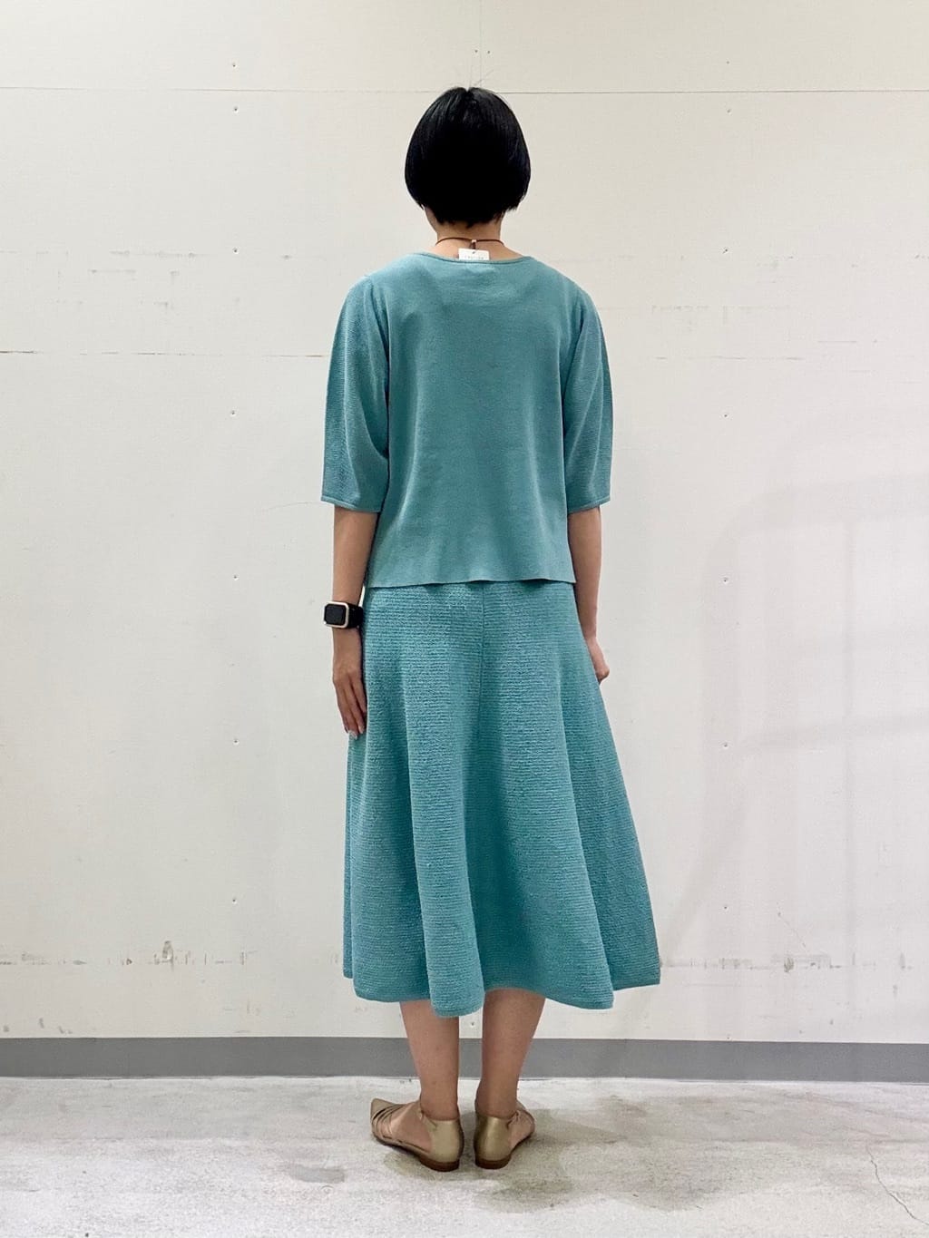 naoさんの「INDIVI｜【90cm四方】ボタニカル柄大判スカーフ」を使ったコーディネート