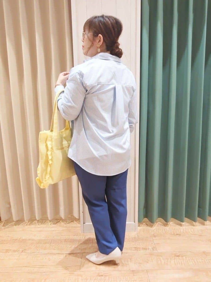 タガさんの「SHOO･LA･RUE｜◆【ひんやり/UV/吸水速乾/洗濯後しわになりにくい】ラッシュガードにもなる ストライプ前開きシャツ」を使ったコーディネート