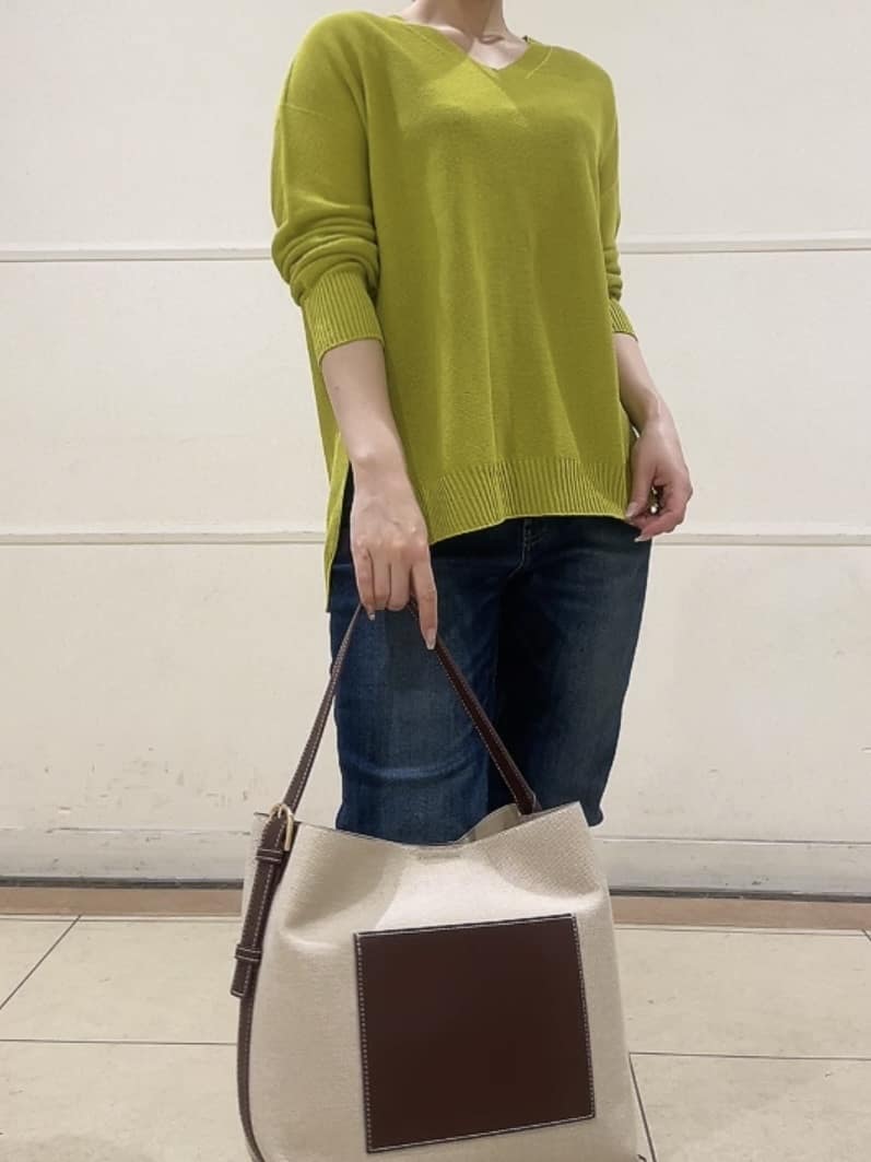 watanabeさんの「UNTITLED｜◆【体型カバー/清涼感】サイドスリット Vネックニット」を使ったコーディネート