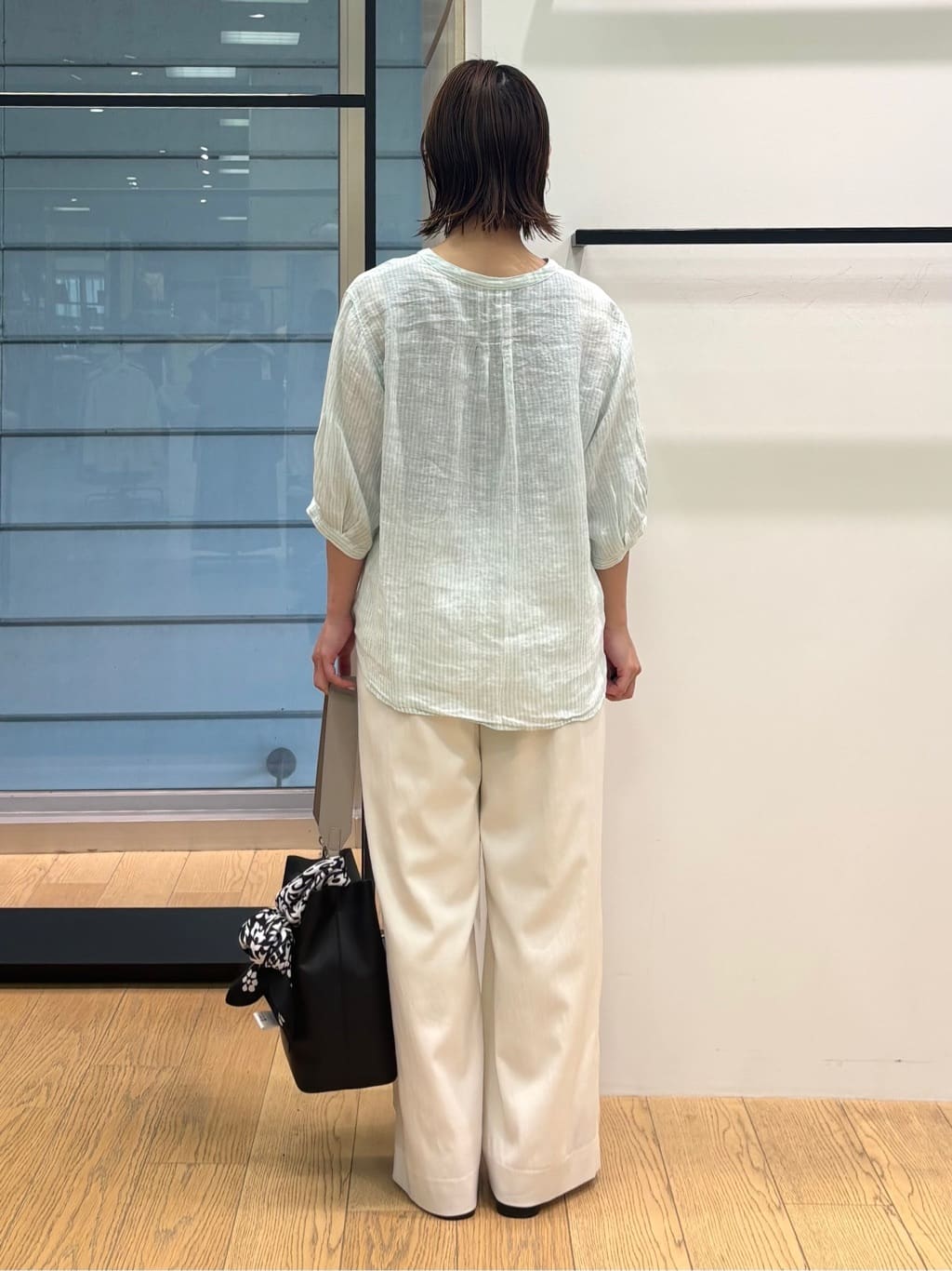 asamiさんの「INDIVI｜【90cm四方】ボタニカル柄大判スカーフ」を使ったコーディネート