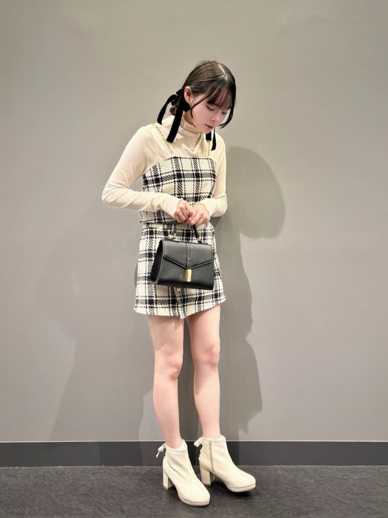 HUANG WEIHSUANさんの「ESPERANZA｜バックリボンレースアップブーツ」を使ったコーディネート