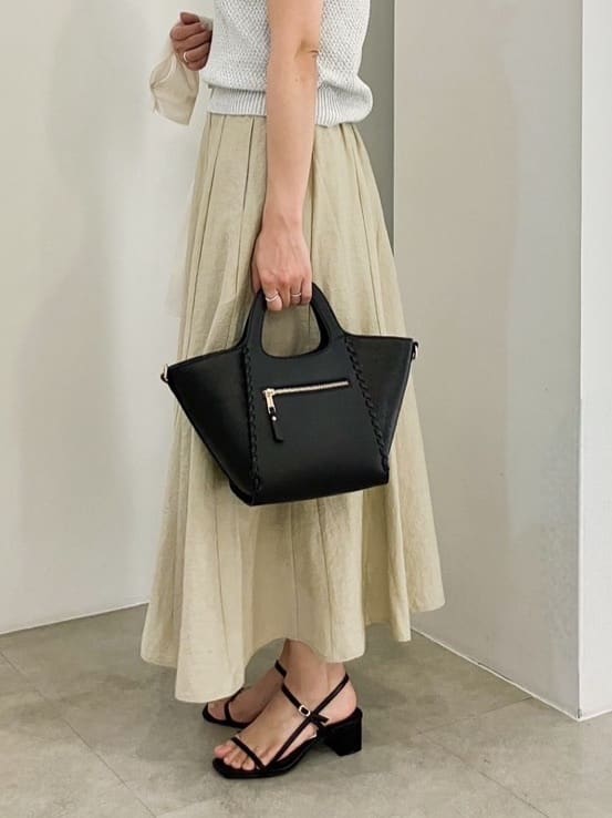 kanakoさんの「grove｜◆ラメの上品な輝きが魅力 ラメカノコスリーブレスニット」を使ったコーディネート