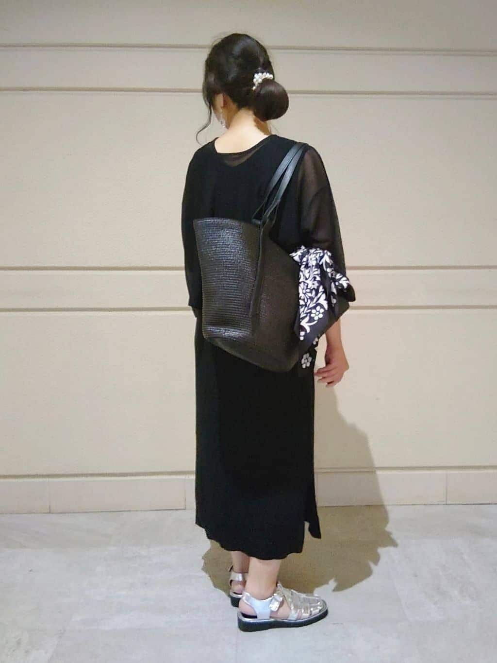 TOMOMIさんの「INDIVI｜【90cm四方】ボタニカル柄大判スカーフ」を使ったコーディネート
