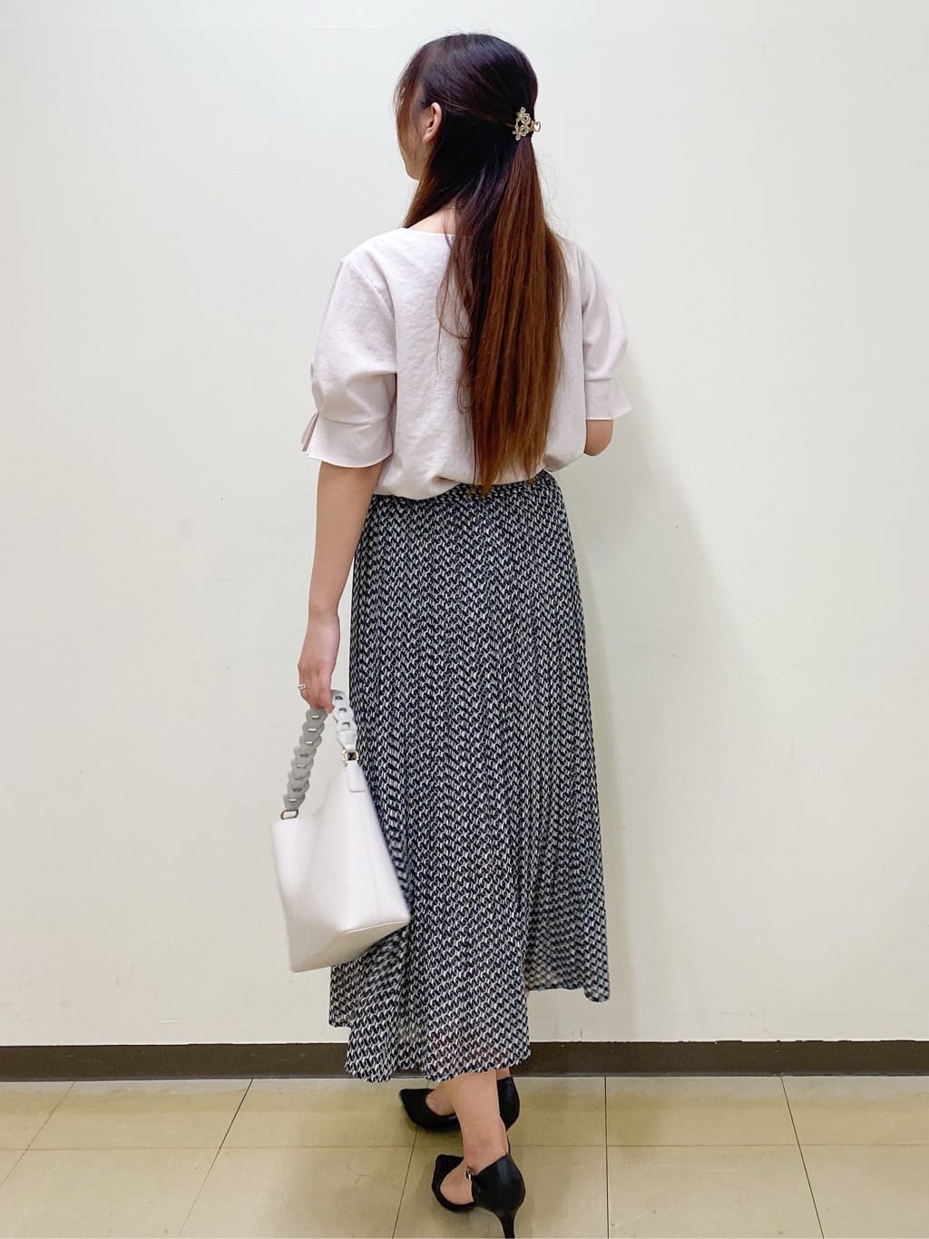 yurinaさんの「index｜《8色展開／XS-LLサイズ》タックパフスリーブブラウス【洗濯機洗い可／吸水速乾／防シワ／抗ピル】」を使ったコーディネート