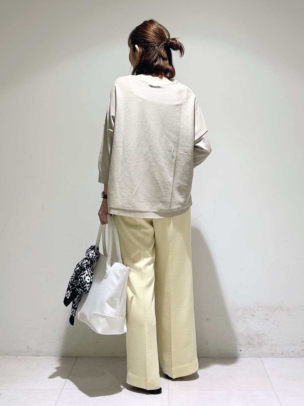 tsuyuさんの「INDIVI｜【90cm四方】ボタニカル柄大判スカーフ」を使ったコーディネート