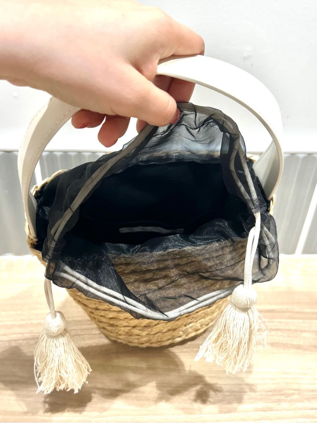 shihoさんの「grove｜◆ラフィアバケツタッセル巾着ショルダー」を使ったコーディネート