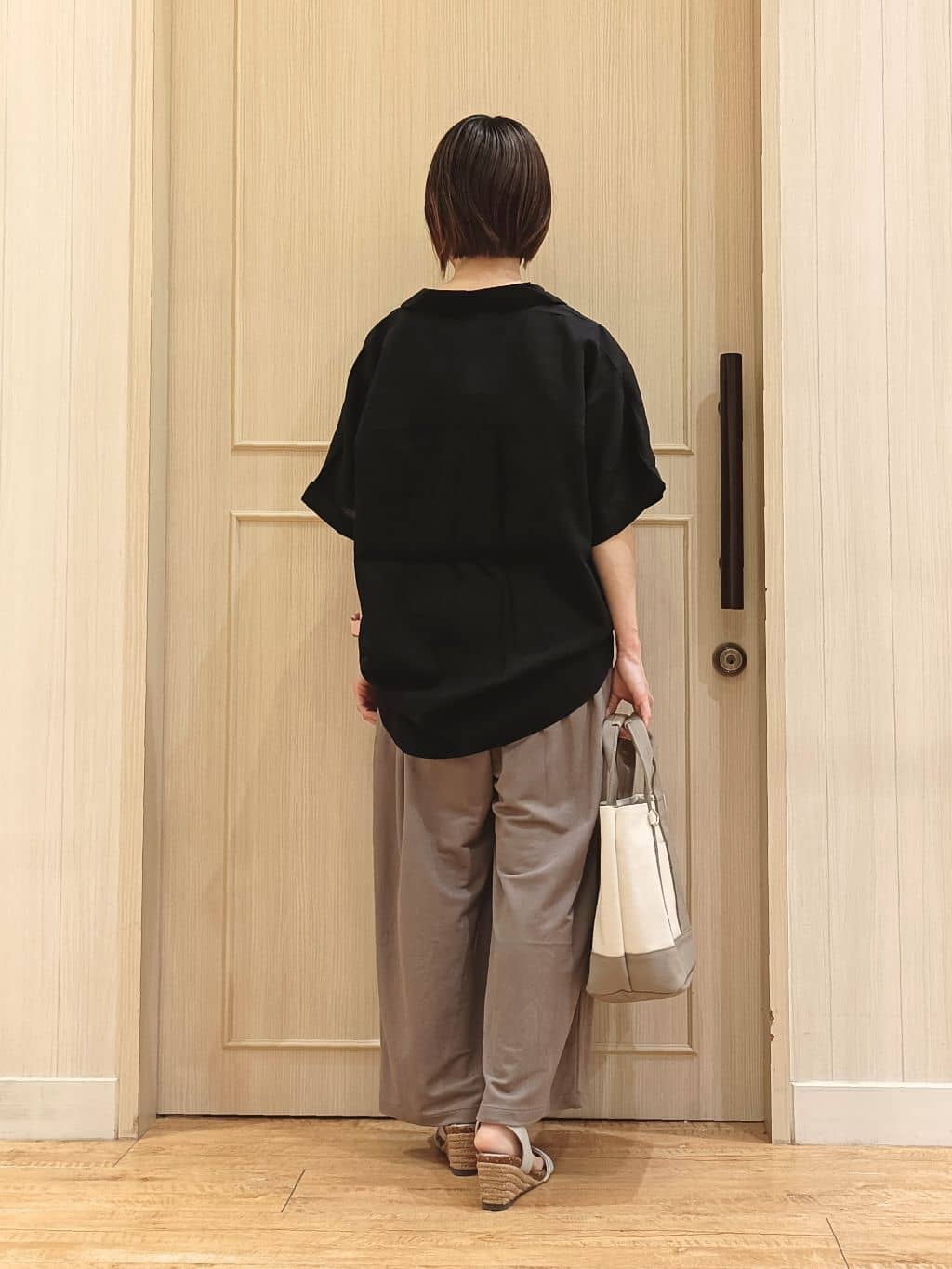 manikoさんの「SHOO･LA･RUE｜【S-LL/UV/接触冷感/抗菌防臭】体型を自然にカバー フレンチリネンブレンド襟付ドルマンシャツ」を使ったコーディネート