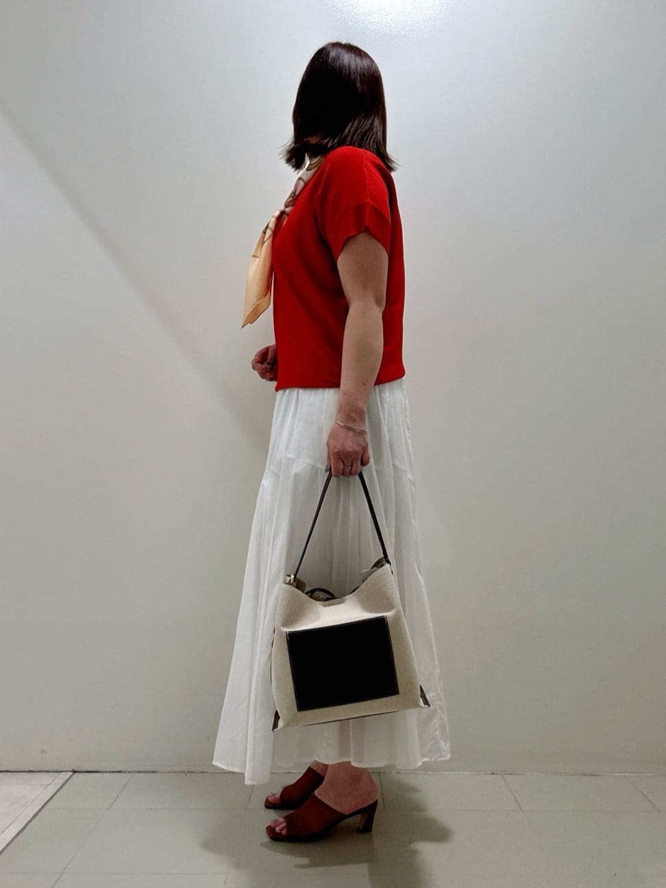 YUIさんの「UNTITLED｜【手洗い／88cm正方形】バイカラーハーネススカーフ」を使ったコーディネート