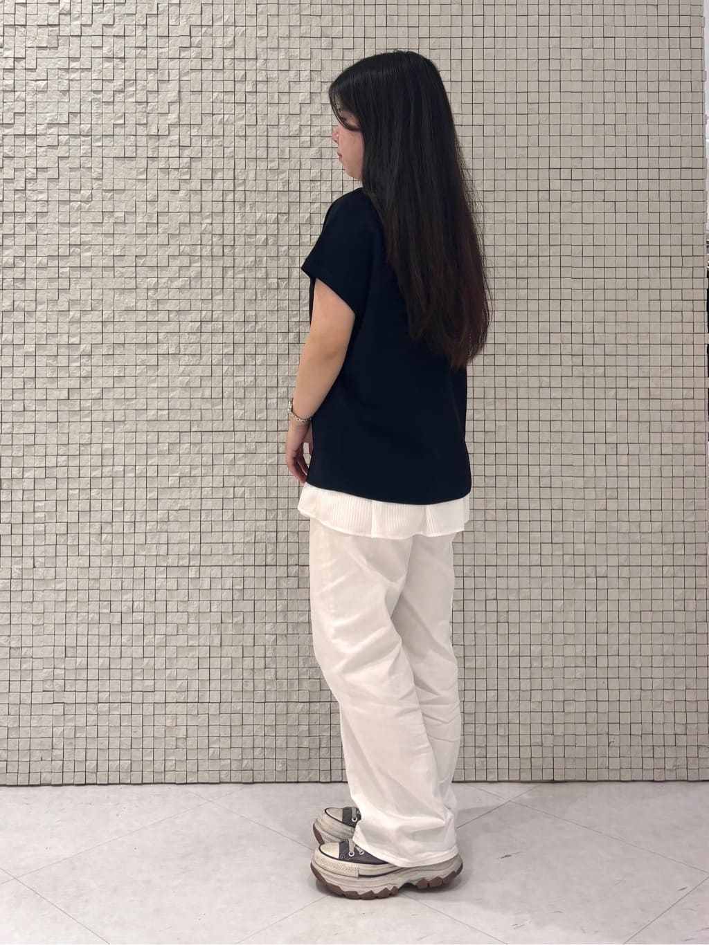 MEGUMIさんの「INDIVI｜【褒められデニム】ワイドストレート デニムパンツ」を使ったコーディネート