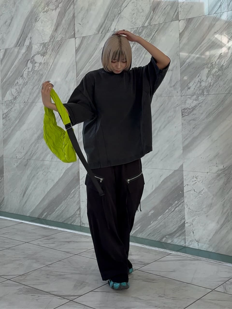 川本葵さんの「tk.TAKEO KIKUCHI｜◆AラインサイドZIPカーゴパンツ」を使ったコーディネート