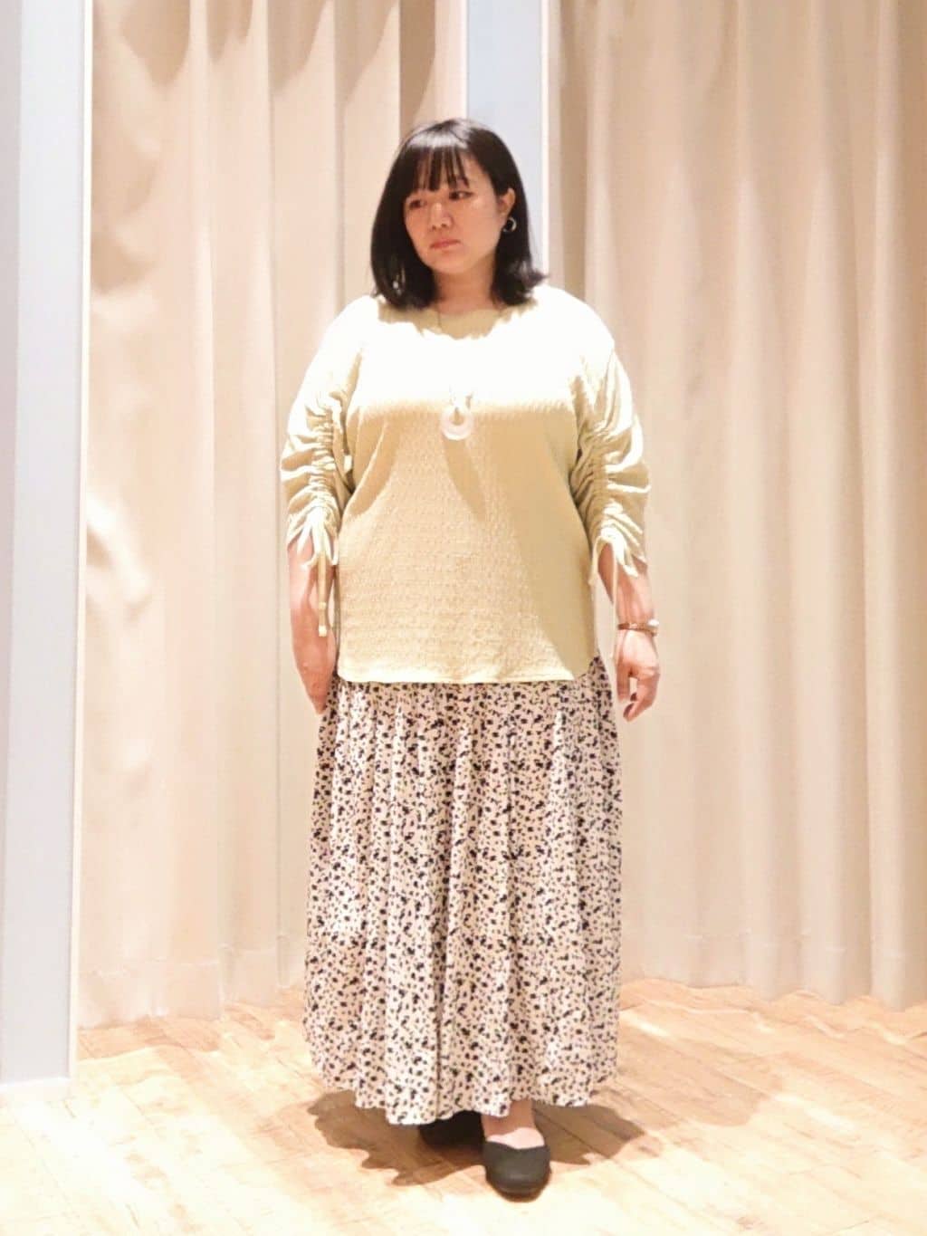 りんさんの「SHOO･LA･RUE｜◆【洗える/S-LL】お袖シャーリングトップス」を使ったコーディネート