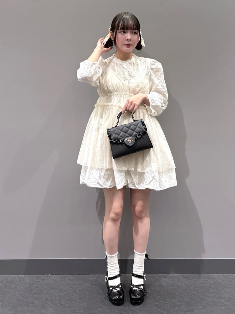 HUANG WEIHSUANさんの「ESPERANZA｜厚底ハートヒールストラップパンプス」を使ったコーディネート