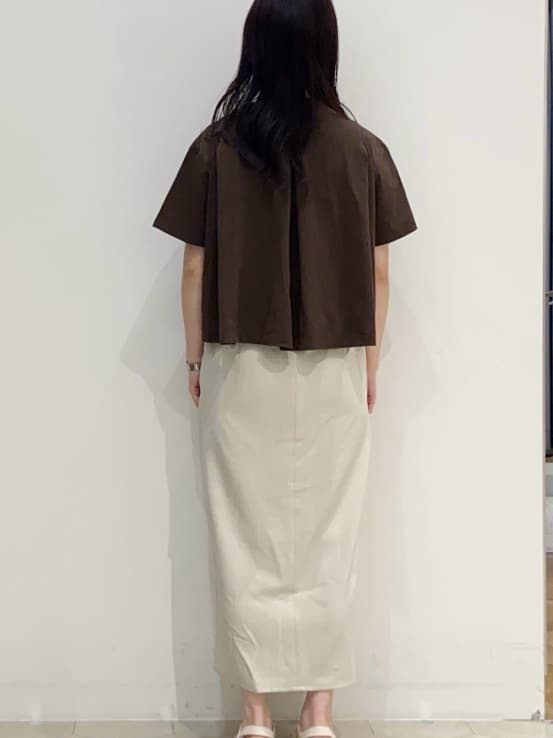 EMIRIさんの「OPAQUE.CLIP｜◆バックフレアショートTシャツ【洗濯機洗い可】」を使ったコーディネート