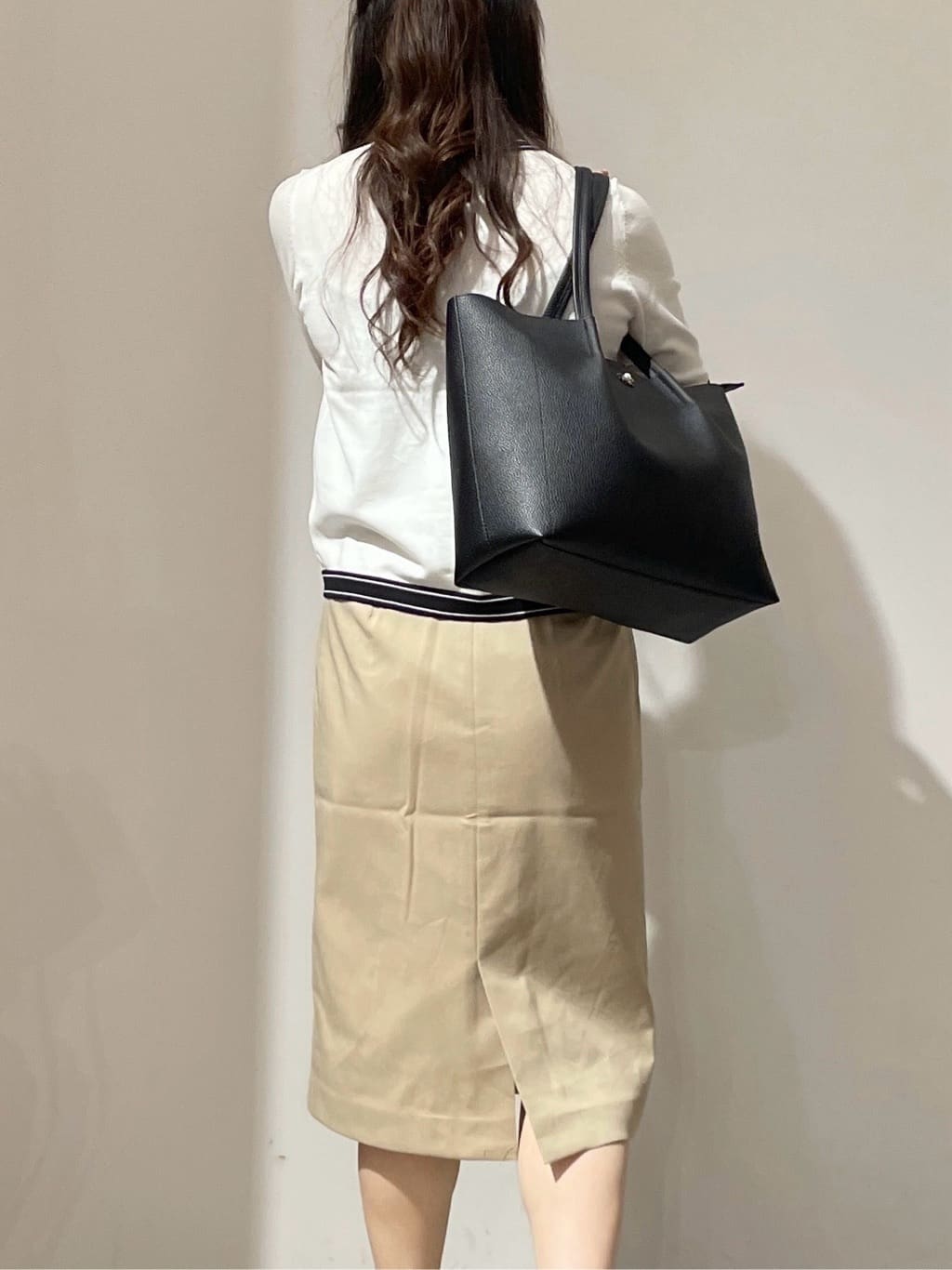 kanahoさんの「OPAQUE.CLIP｜◆バイカラークルーネックカーディガン／オーガニックコットン混【UV／洗濯機洗い可】」を使ったコーディネート