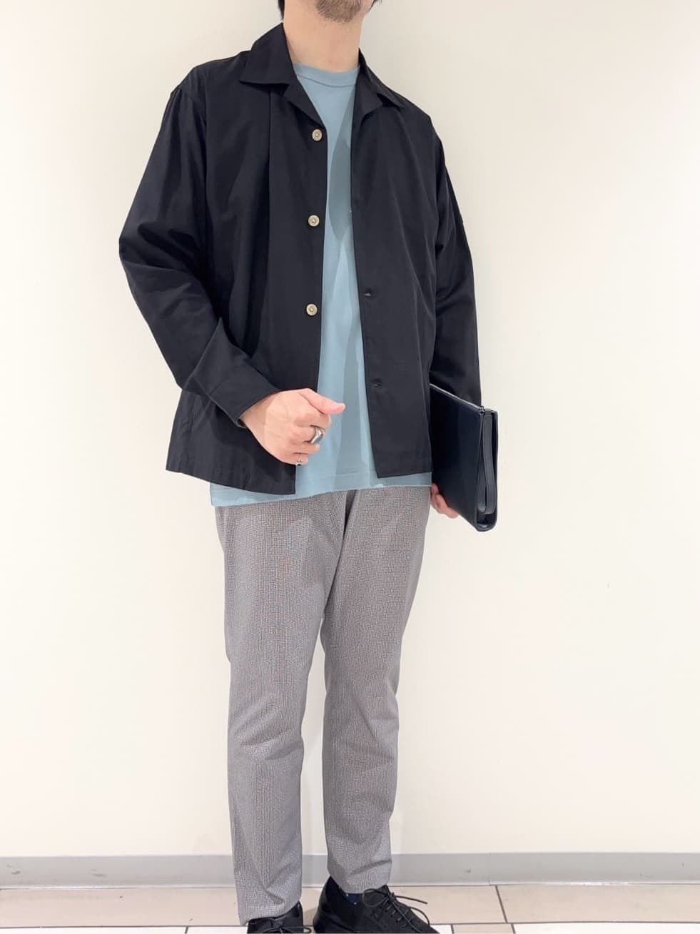 及川さんの「TAKEO KIKUCHI｜【ベーシック】レザー クラッチバッグ」を使ったコーディネート