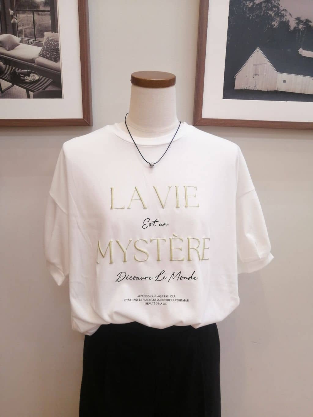maiさんの「SHOO･LA･RUE｜【S-LL/ひんやり/UV】ぷっくりラメプリントロゴTシャツ」を使ったコーディネート