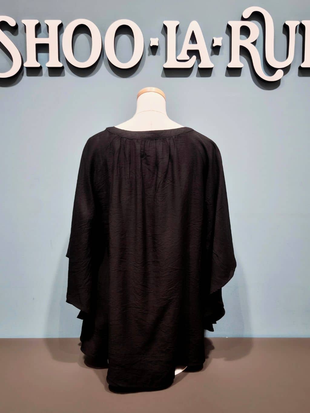 じんたさんの「SHOO･LA･RUE｜◆【洗える/ひんやり】涼しく体型カバー お袖フレア ドレープブラウス」を使ったコーディネート