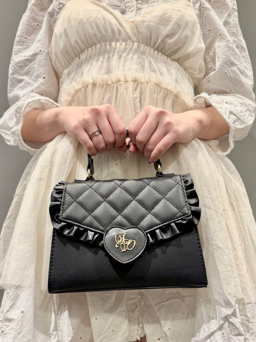 HUANG WEIHSUANさんの「ESPERANZA｜厚底ハートヒールストラップパンプス」を使ったコーディネート