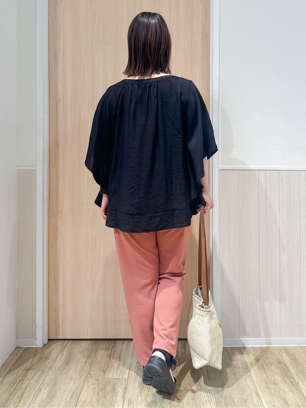 mimoさんの「SHOO･LA･RUE｜◆【洗える/ひんやり】涼しく体型カバー お袖フレア ドレープブラウス」を使ったコーディネート