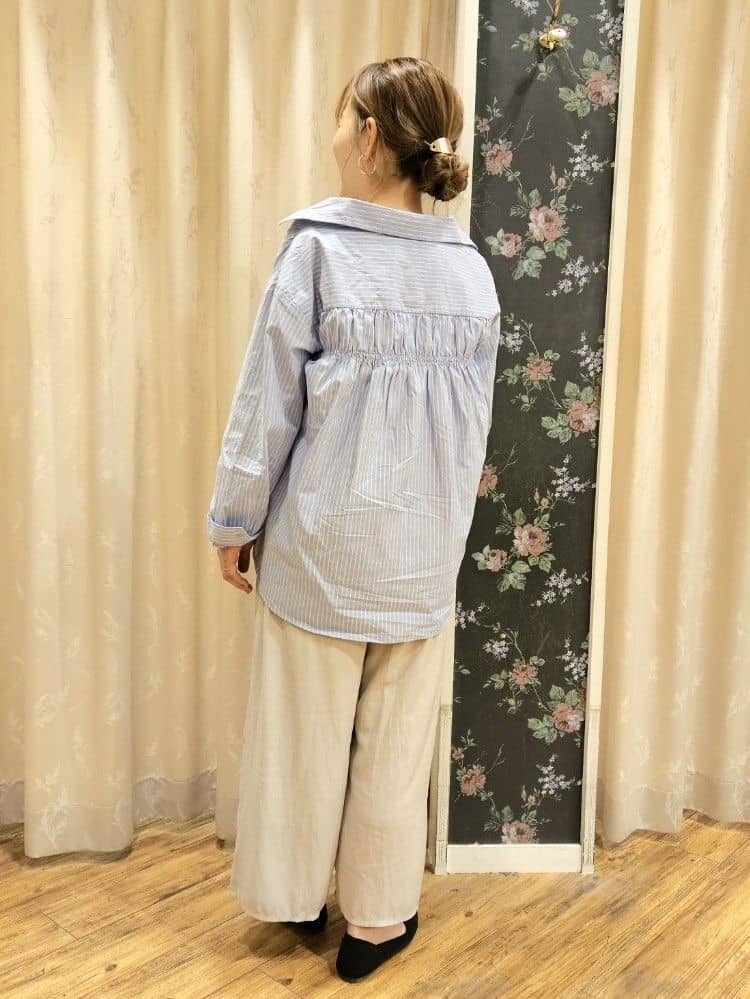 Ikumiさんの「SHOO･LA･RUE｜◆【洗える】バックギャザーがポイント 綿ワッシャー前開きシャツ」を使ったコーディネート