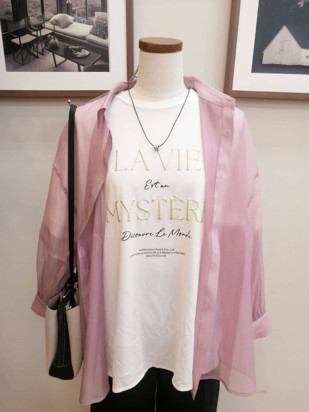 maiさんの「SHOO･LA･RUE｜【S-LL/ひんやり/UV】ぷっくりラメプリントロゴTシャツ」を使ったコーディネート