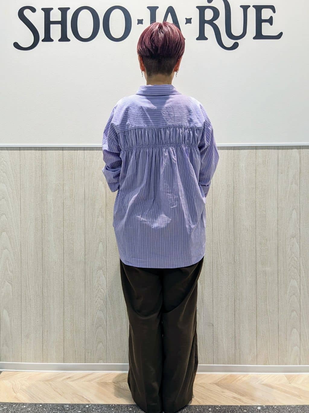 ユカさんの「SHOO･LA･RUE｜◆【洗える】バックギャザーがポイント 綿ワッシャー前開きシャツ」を使ったコーディネート