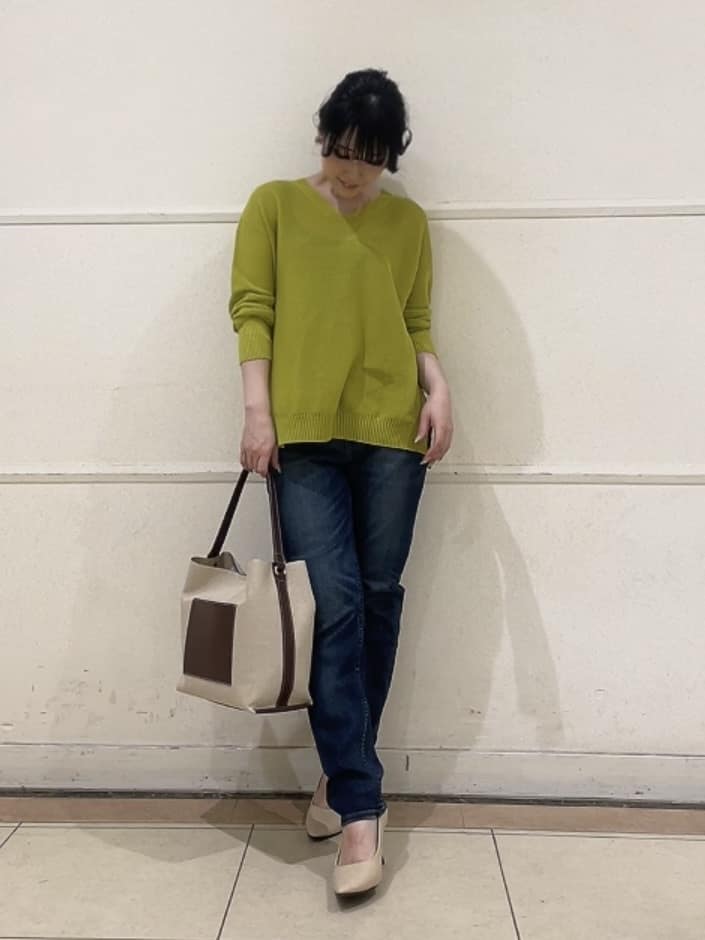 watanabeさんの「UNTITLED｜◆【体型カバー/清涼感】サイドスリット Vネックニット」を使ったコーディネート