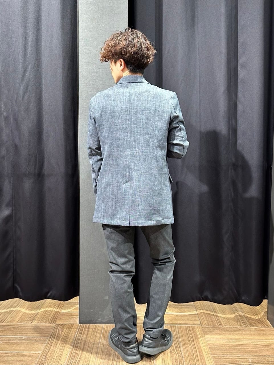 tomoyaさんの「THE SHOP TK｜【オールシーズン穿ける！】7DAYSストレッチへリンボンパンツ　ON&hArr;OFF兼用」を使ったコーディネート