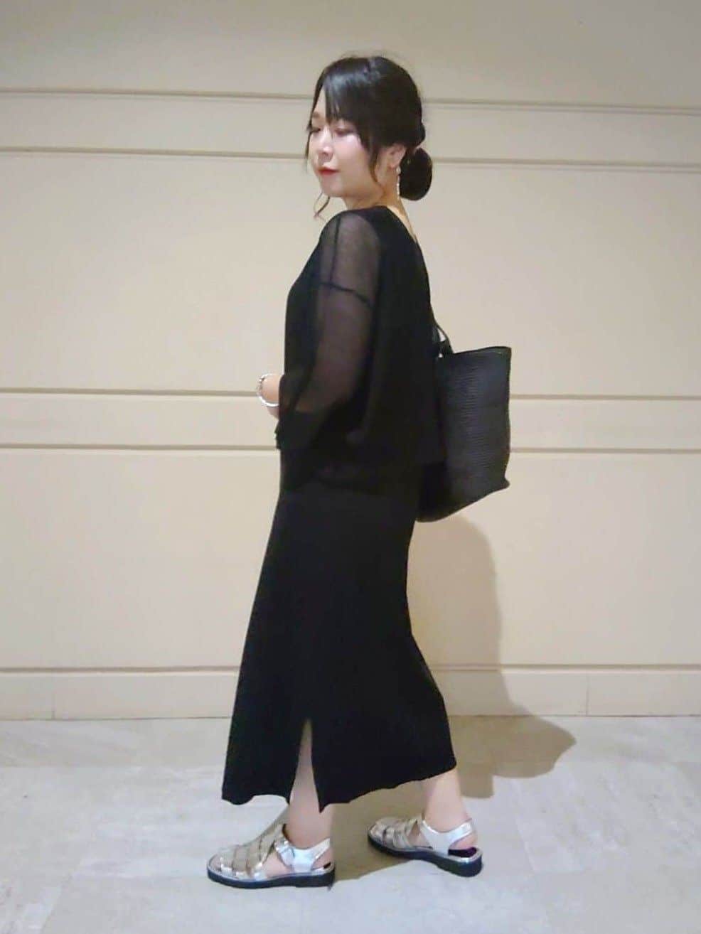 TOMOMIさんの「INDIVI｜【90cm四方】ボタニカル柄大判スカーフ」を使ったコーディネート