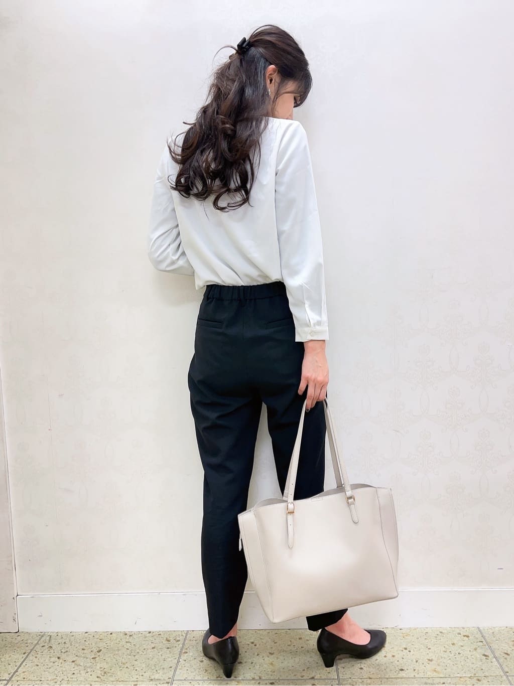 sakiさんの「grove｜【ふわっと心地よい足入れ】やわここち(R)Vカットパンプス」を使ったコーディネート