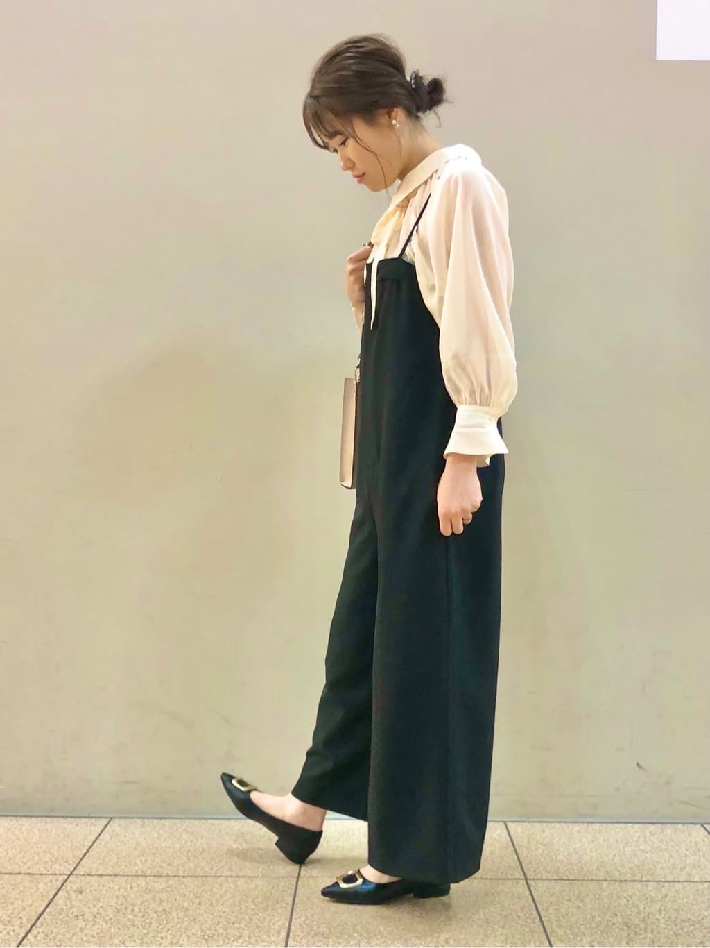 ころさんの「THE SHOP TK｜◆【ONOFF活躍/セレモニー/通勤】タイ付きラメジョーゼットシャツ/洗える」を使ったコーディネート