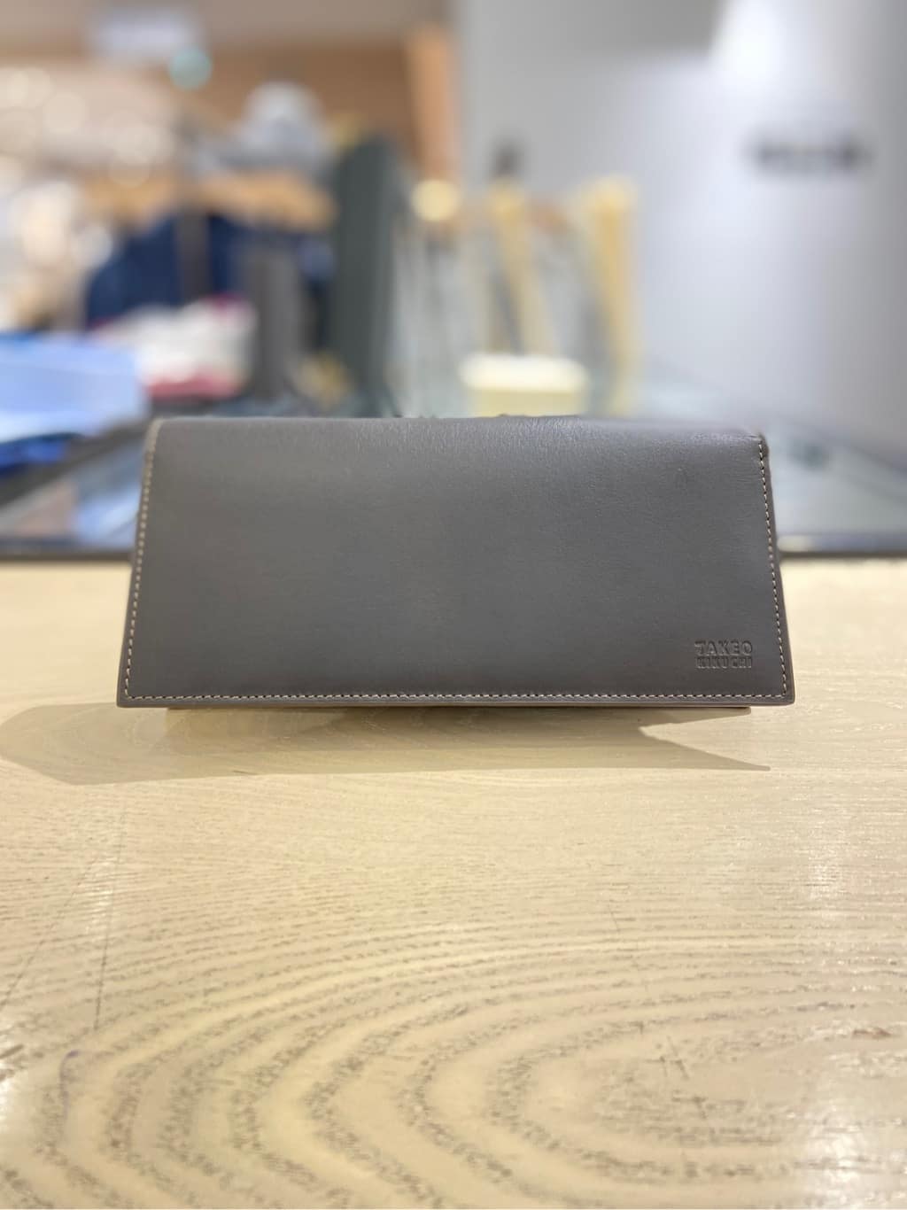 わいずみさんの「TAKEO KIKUCHI｜アンティーク調レザー 2つ折り長財布」を使ったコーディネート