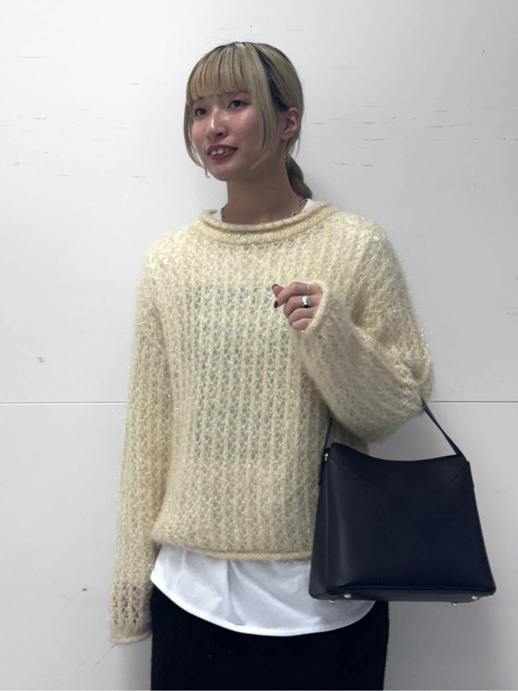 omaさんの「THE SHOP TK｜◆【毛玉になりにくい】ラメメッシュニット/洗える」を使ったコーディネート