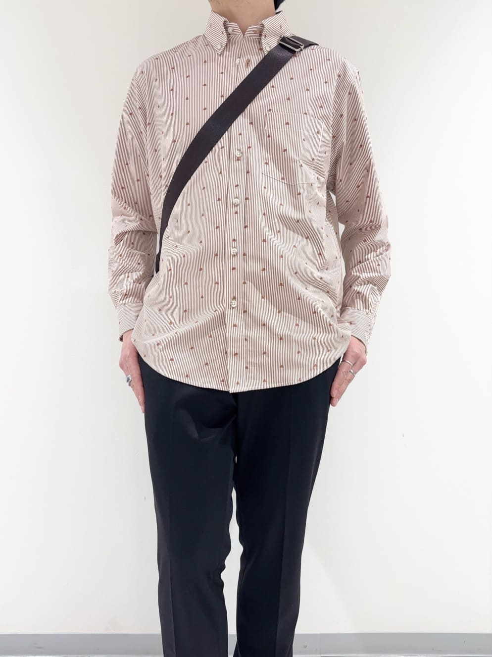 及川さんの「TAKEO KIKUCHI｜ハットモチーフ ジャカード ストライプ シャツ」を使ったコーディネート