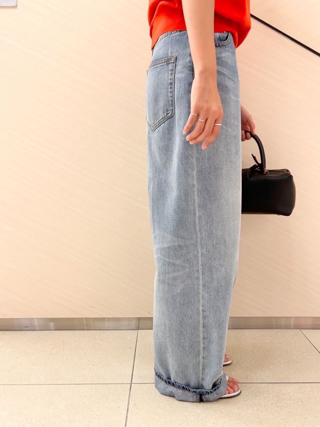 OCHIAIさんの「DRESSTERIOR｜ヴィンテージ加工ワイドデニムパンツ」を使ったコーディネート