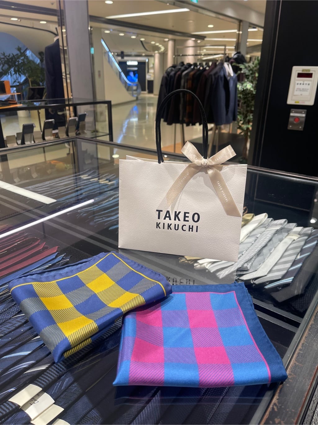 松村泰輔さんの「TAKEO KIKUCHI｜」を使ったコーディネート