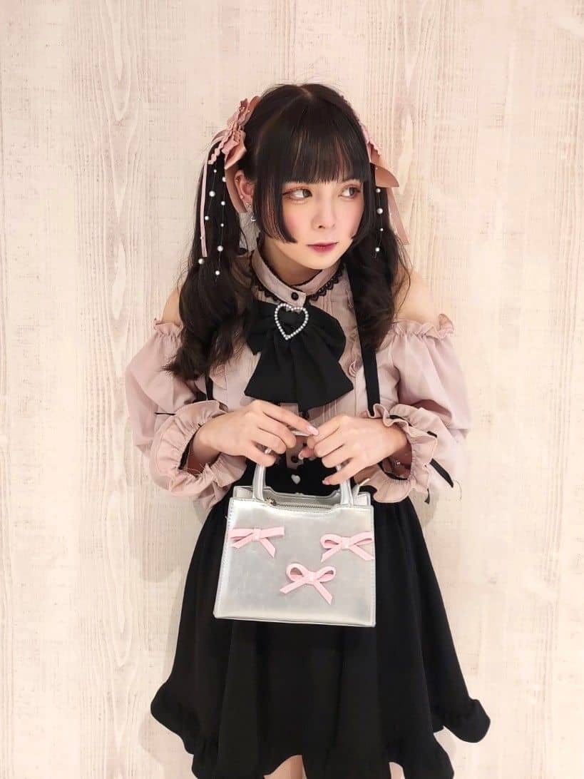 HUANG WEI HSUANさんの「ESPERANZA｜リボン2WAYショルダーバッグ」を使ったコーディネート