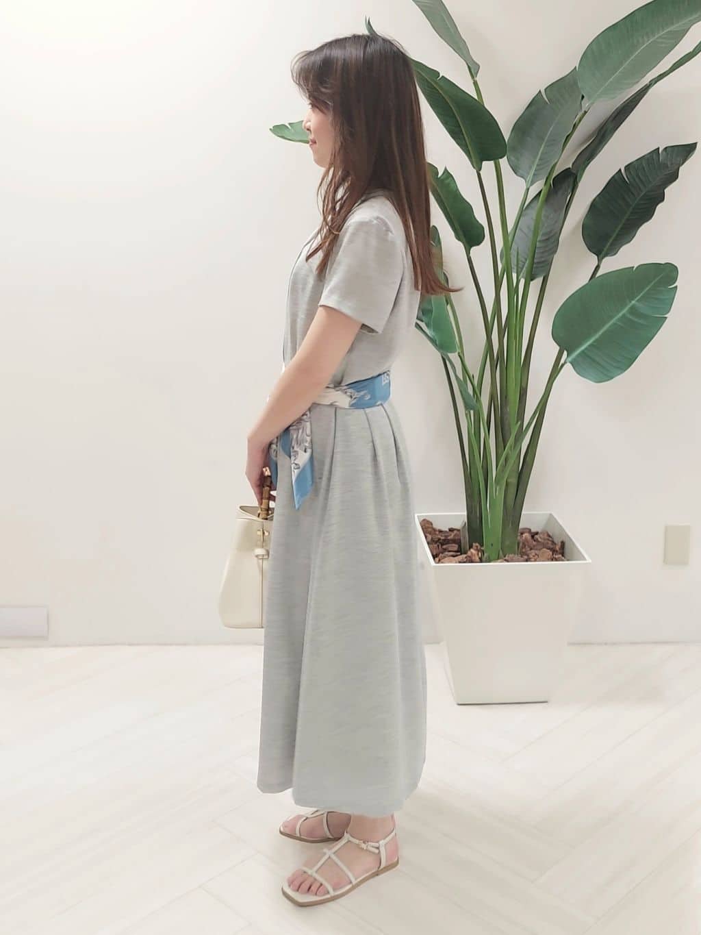 YuKaRiさんの「UNTITLED｜【手洗い／88cm正方形】エンブレムプリントスカーフ」を使ったコーディネート