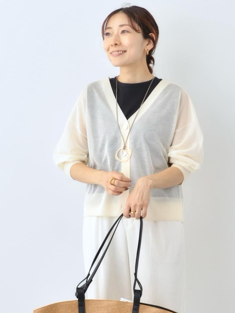 YUさんの「INDIVI｜◆【大人シアーラメ】きれいめニットカーディガン」を使ったコーディネート